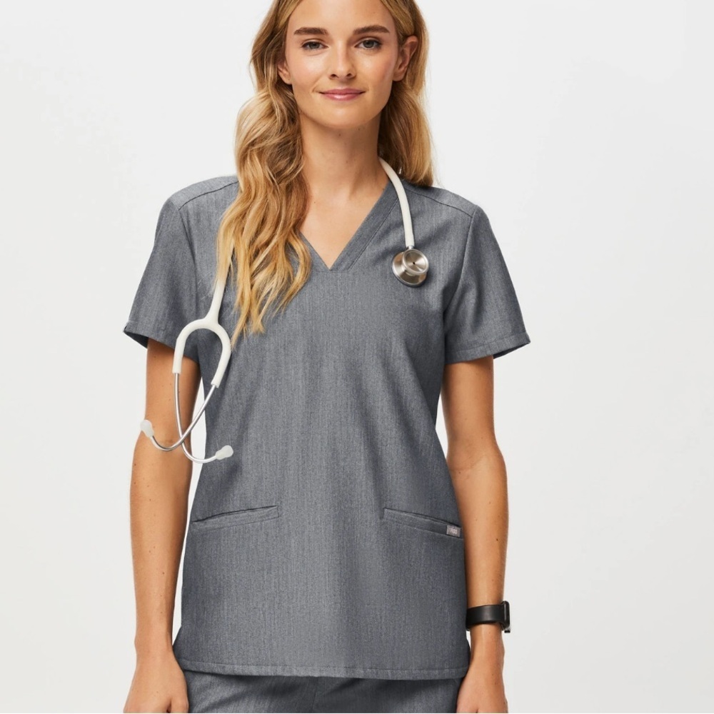 Figs Casma Three-Pocket Scrub Top woman’s Gray V-Neck Shirt